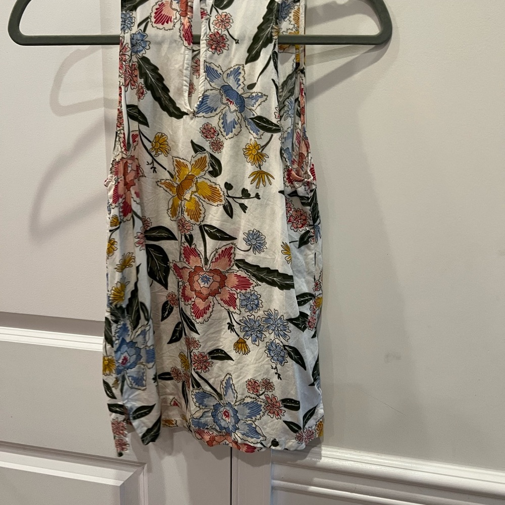 5/$10 Old Navy floral tank size XS - Picture 3 of 3